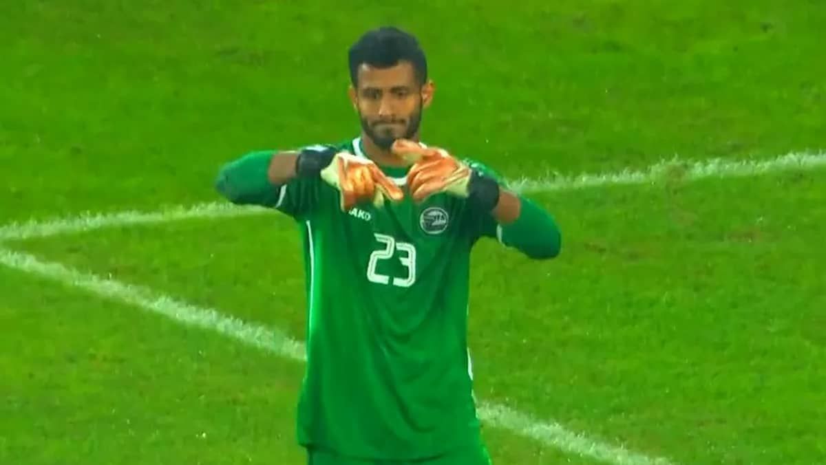 Goleiro toma frango, faz gol contra e pede substituição em jogo da Copa do Golfo