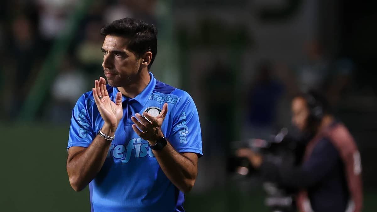 Abel Ferreira admite que expulsão facilitou goleada do Palmeiras