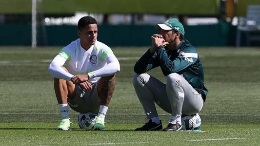 Abel Ferreira ao lado de Giovani no treino do Palmeiras