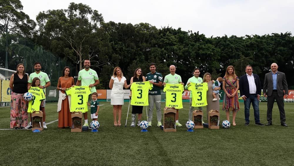 Abel Ferreira e comissão técnica se emocionam em homenagem feita pelo Palmeiras; assista