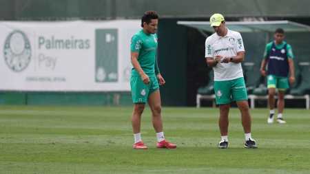 Abel Ferreira conversa com Raphael Veiga no último treino do Palmeiras antes de enfrentar o River