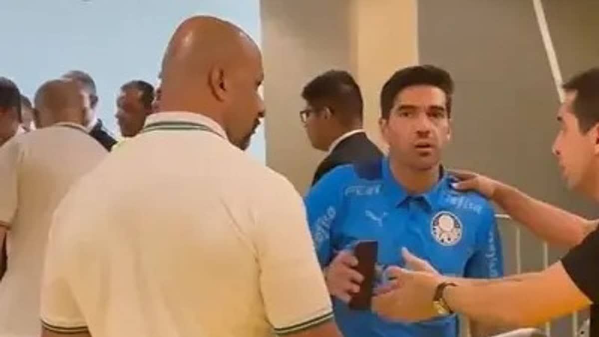 Abel Ferreira é punido com um jogo de suspensão por ter tomado celular de jornalista