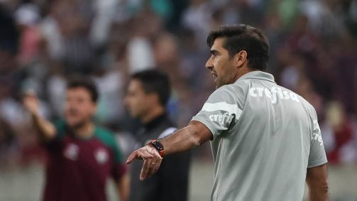 Abel Ferreira no comando do Palmeiras, neste sábado (5), no Maracanã, em partida contra o Fluminense