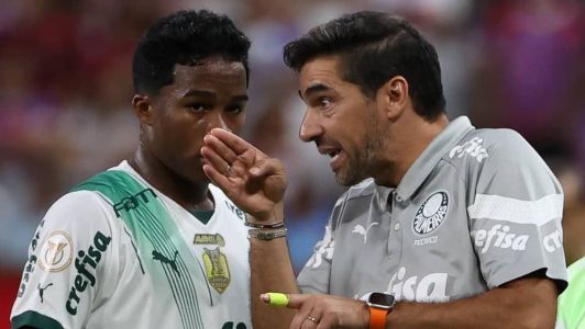 Abel Ferreira orienta Endrick durante jogo contra o Fortaleza na Arena Castelão