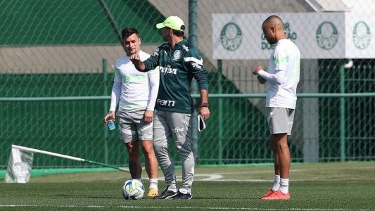 Abel Ferreira orienta Artur e Mayke em treino na Academia de Futebol, nesta sexta-feira (4)