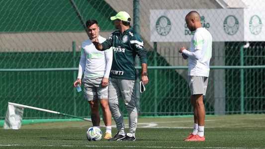 Abel Ferreira orienta Artur e Mayke em treino na Academia de Futebol, nesta sexta-feira (4)