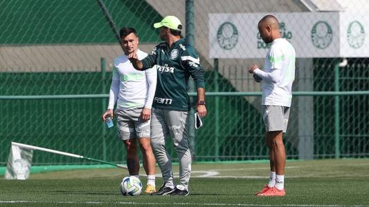 Abel Ferreira orienta Artur e Mayke em treino na Academia de Futebol, nesta sexta-feira (4)