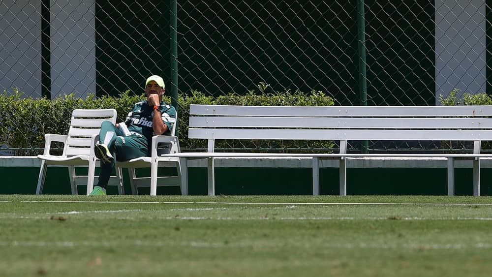 Abel Ferreira volta de suspensão com meta a cumprir pelo Palmeiras