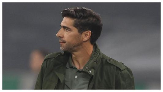 Abel Ferreira na área técnica do Nilton Santos durante Botafogo x Palmeiras, neste domingo (17)