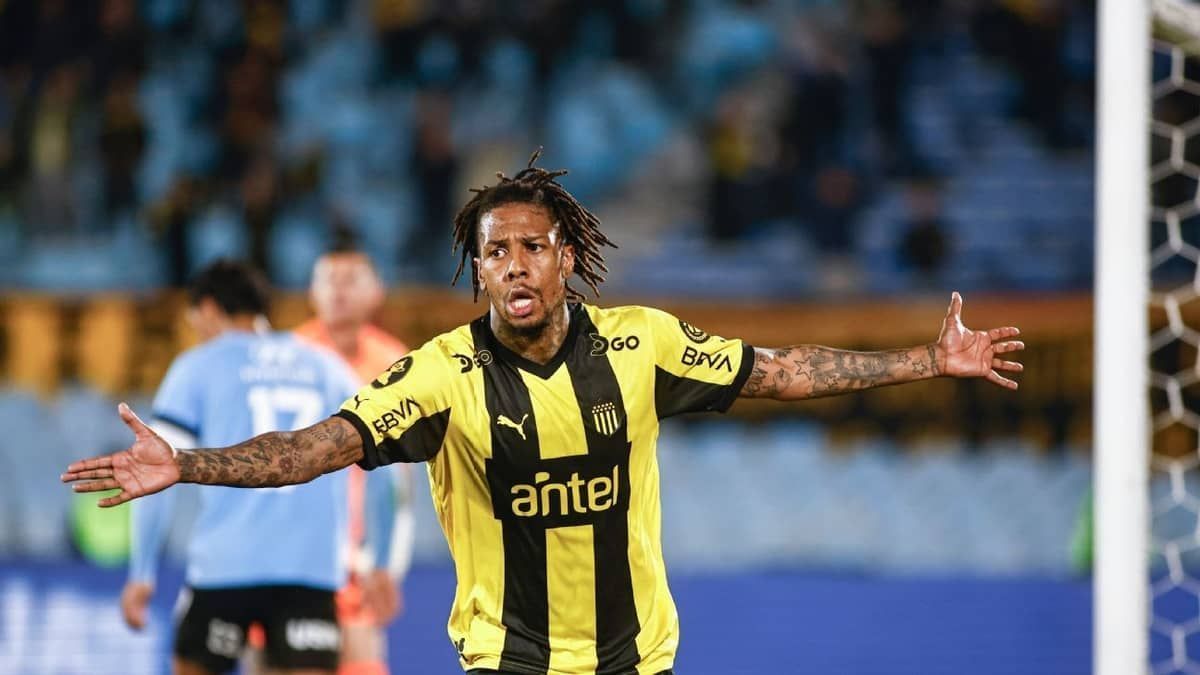 Abel Hernández tenta rescindir com Peñarol e se aproxima do Vasco