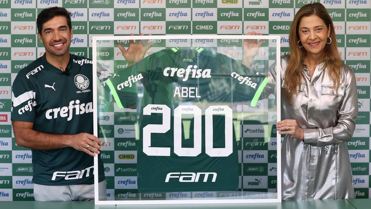 Abel recebe homenagem por 200 jogos no comando do Palmeiras