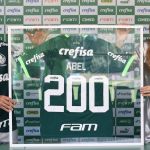 Abel recebe homenagem por 200 jogos no comando do Palmeiras