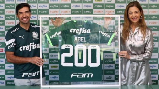 Abel recebe homenagem do Palmeiras por 200 jogos no comando do Verdão