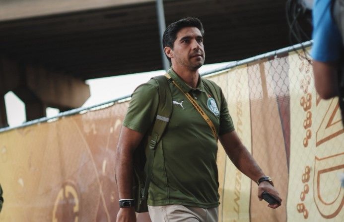 Palmeiras retorna ao Brasil com elenco enfraquecido para sequência desgastante e decisiva