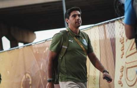 Abel Ferreira, técnico do Palmeiras, na chegada do time para jogo do Mundial de Clubes da Fifa