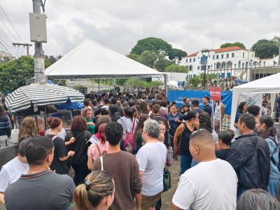 Centenas de estudantes já aguardam o início do primeiro dia das provas.