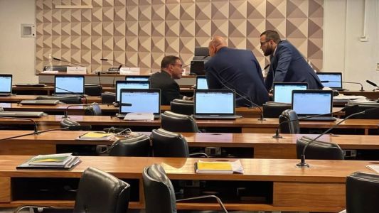 Abílio Brunini permanece no plenário após ordem de expulsão do presidente da CPMI, deputado Arthur Maia (União-BA)