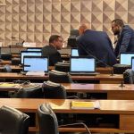 Deputado é expulso da CPMI e presidente pede para segurança retirá-lo do plenário após bate-boca