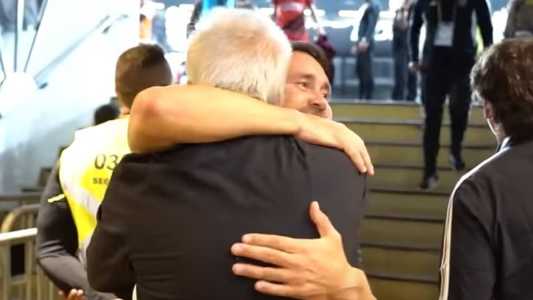 Abraço entre Éder e Eduardo Coudet após a vitória do Atlético