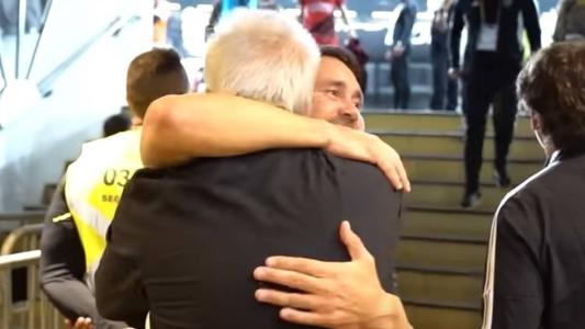 Abraço entre Éder e Eduardo Coudet após a vitória do Atlético
