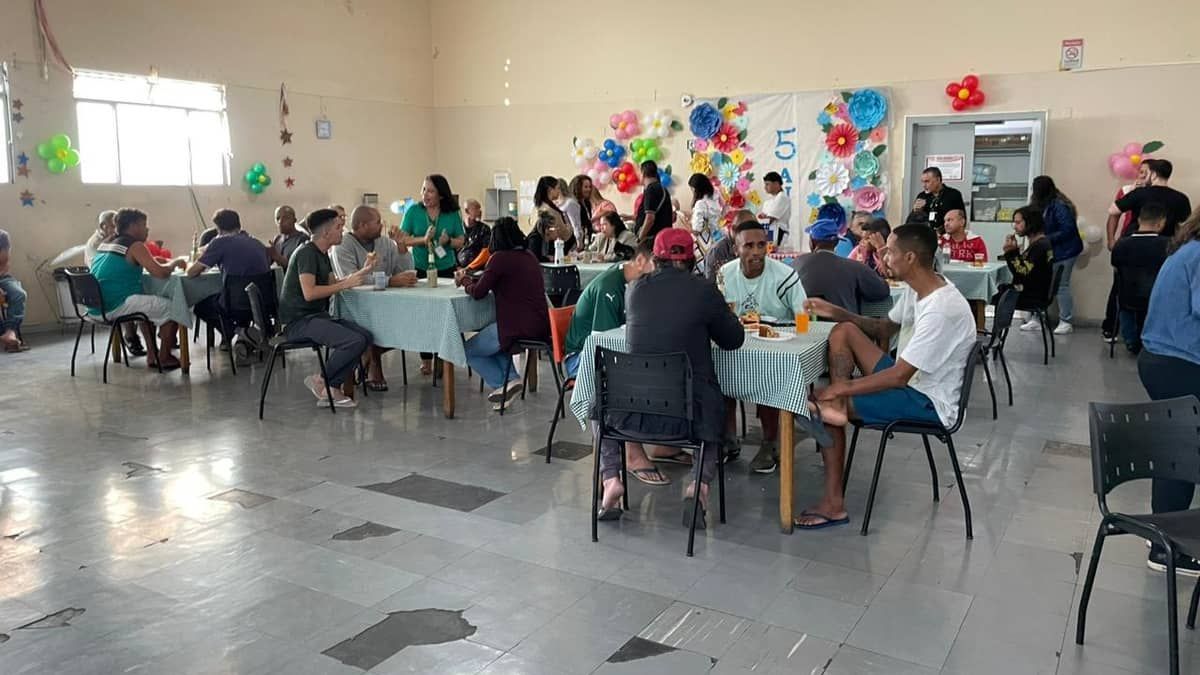 Festa marca aniversário de abrigo para moradores em situação de rua de BH