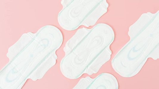 Abrsorventes higiênicos serão distirbuidos à pessoas em situação de vulnerabilidades e mulheres presas e apreendidas