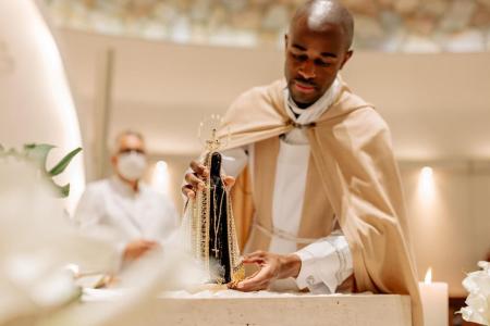 Pensemos em que medida a fé e o amálgama cultural brasileiros são profundamente devedores das dimensões de ancestralidade próprias das culturas africanas