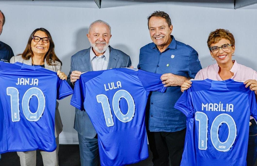 Pedro Lourenço presenteia presidente Lula com a camisa do Cruzeiro
