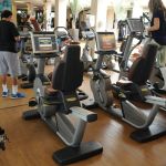 Exercícios em grupo no trabalho melhoram saúde e motivação, diz especialista