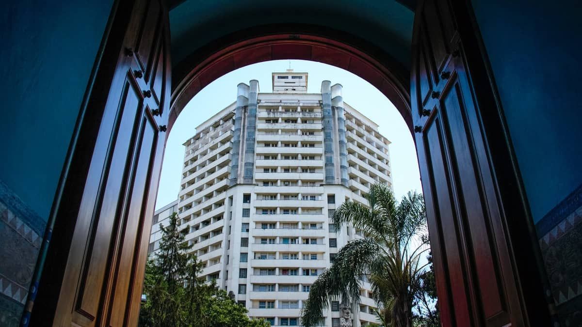 Edifício de BH construído durante guerra possui abrigo antiaéreo; saiba mais