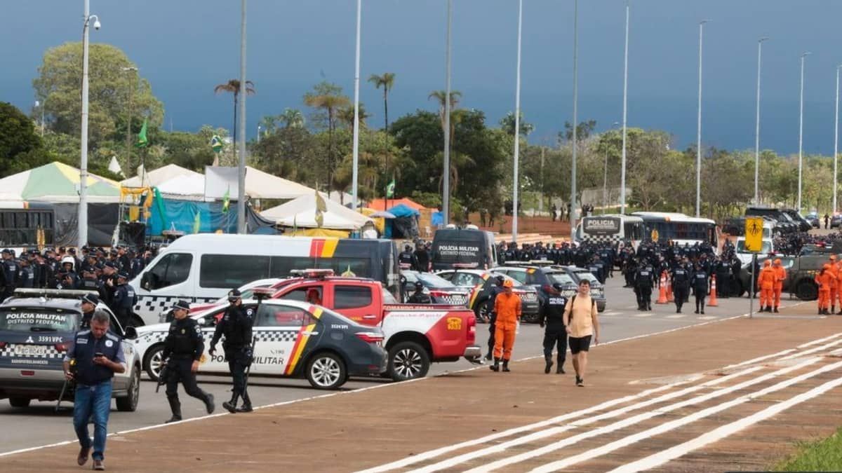 Denúncia detalha acampamento bolsonarista em Brasília: teatro de fantoches e sala para massagem