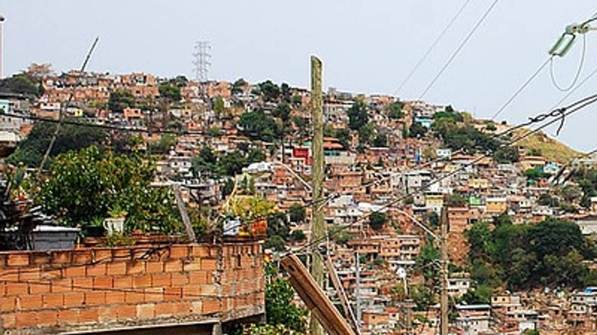 Suspeitos de tráfico de drogas são alvo de operação no Morro das Pedras em Belo Horizonte 