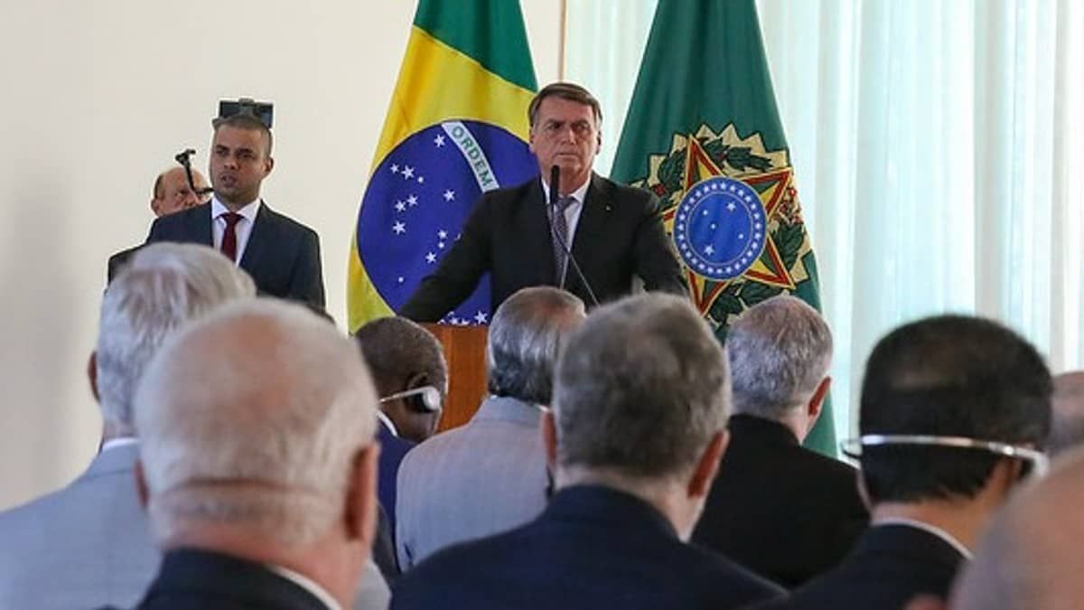 Julgamento no TSE: relator vota por condenação e Bolsonaro se aproxima de inelegibilidade