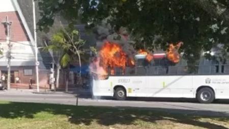 Ação policial aconteceu durante protesto que colocou fogo em ônibus