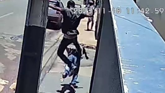 Ação violenta foi flagrada por câmeras de segurança