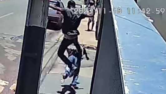 Ação violenta foi flagrada por câmeras de segurança