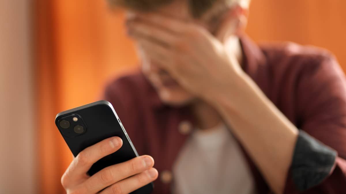 41% dos brasileiros espionaram celular do parceiro
