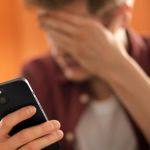 41% dos brasileiros espionaram celular do parceiro