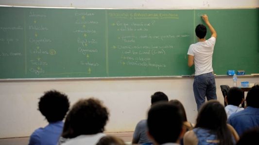 Acesso de jovens negros ao Ensino Médio tem uma década de atraso em comparação com brancos.