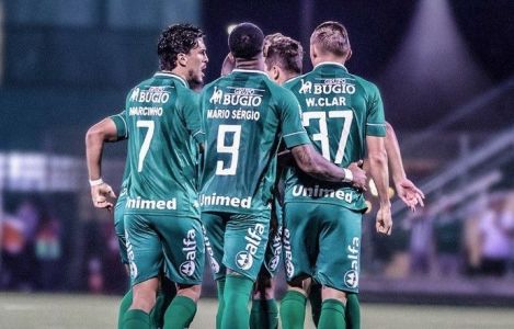 Jogadores da Chapecoense em jogo da Série B de 2025