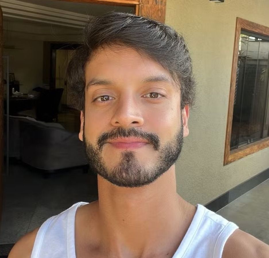 'Achei que ia morrer': jovem diagnosticado com doença rara que necrosa região genital aguarda por reconstrução