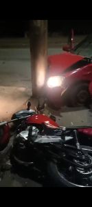 Após se chocarem, carro e moto foram em direção ao poste
