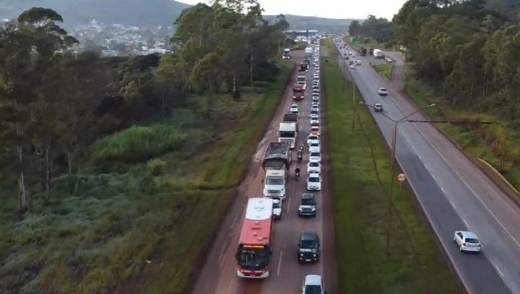 Acidente na BR-040: motoristas enfrentam congestionamento quilométrico