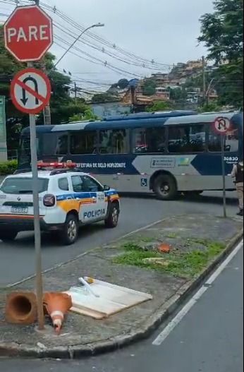 Acidente entre ônibus e moto na Via do Minério deixa ferido e trânsito complicado no Barreiro, em BH