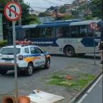 Acidente entre ônibus e moto na Via do Minério deixa ferido e trânsito complicado no Barreiro, em BH