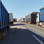 Acidente deixa caminhão em chamas e interdita totalmente a BR-135, no Norte de Minas
