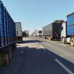 Acidente deixa caminhão em chamas e interdita totalmente a BR-135, no Norte de Minas