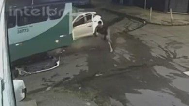 Dupla rouba carro, bate em ônibus, tenta fugir correndo e acaba detida pela PM no Barreiro