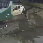 Dupla rouba carro, bate em ônibus, tenta fugir correndo e acaba detida pela PM no Barreiro
