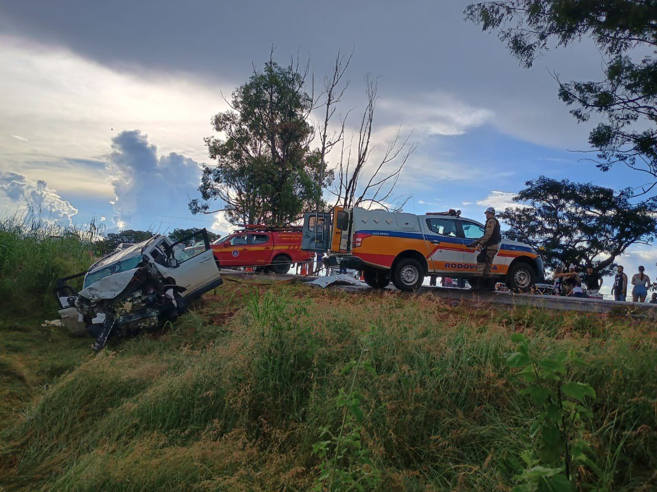 Veja fotos do grave acidente que matou seis pessoas na BR-251, em MG